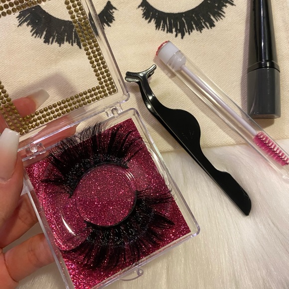 Lashes - Picture 13 of 13